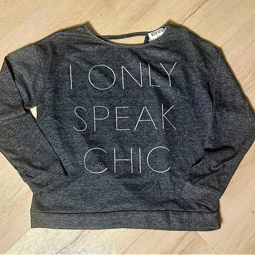 WILD KISS Women’s Gray “I Only Speak Chic” Open Back Sweater Shirt Size Large